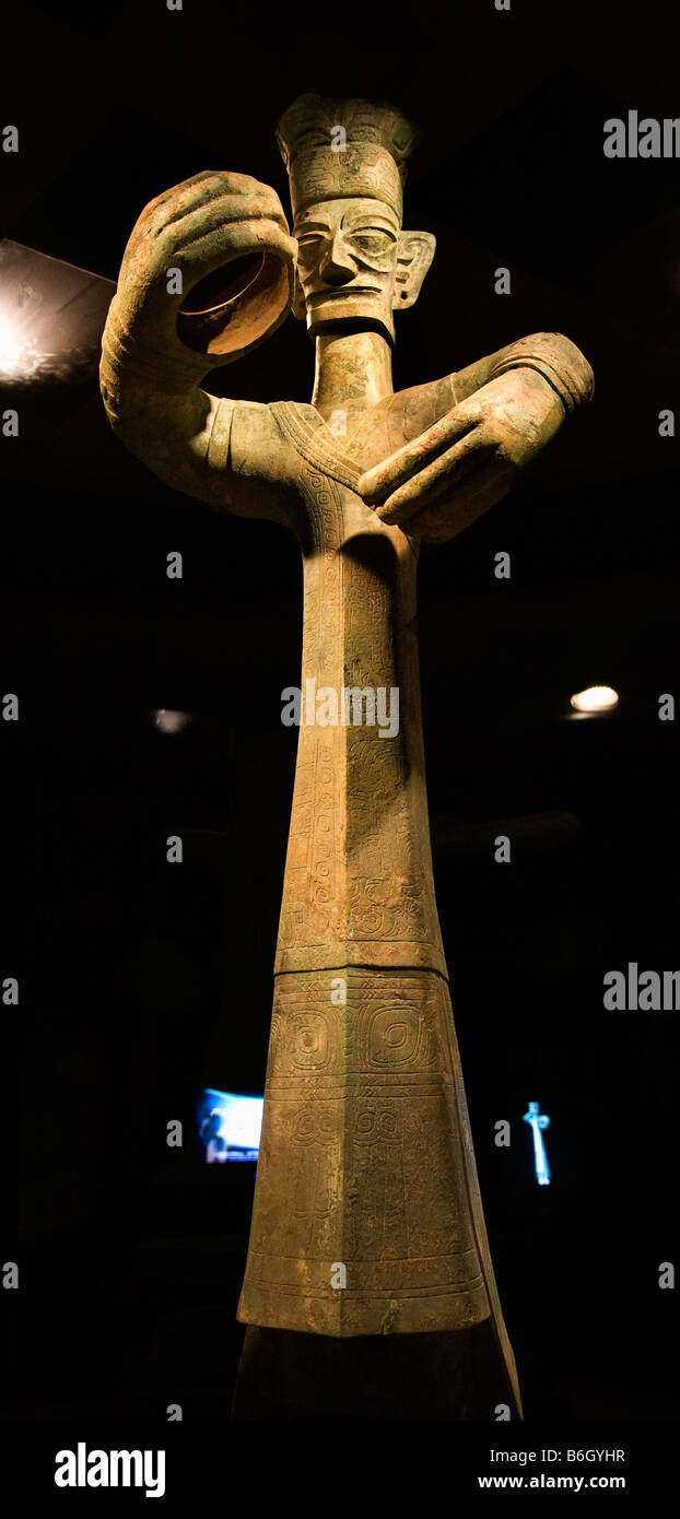 Tall Tremila anni statua in bronzo Sanxingdui tre stelle Museo tumulo di Guanghan Chengdu Sichuan in Cina Foto Stock