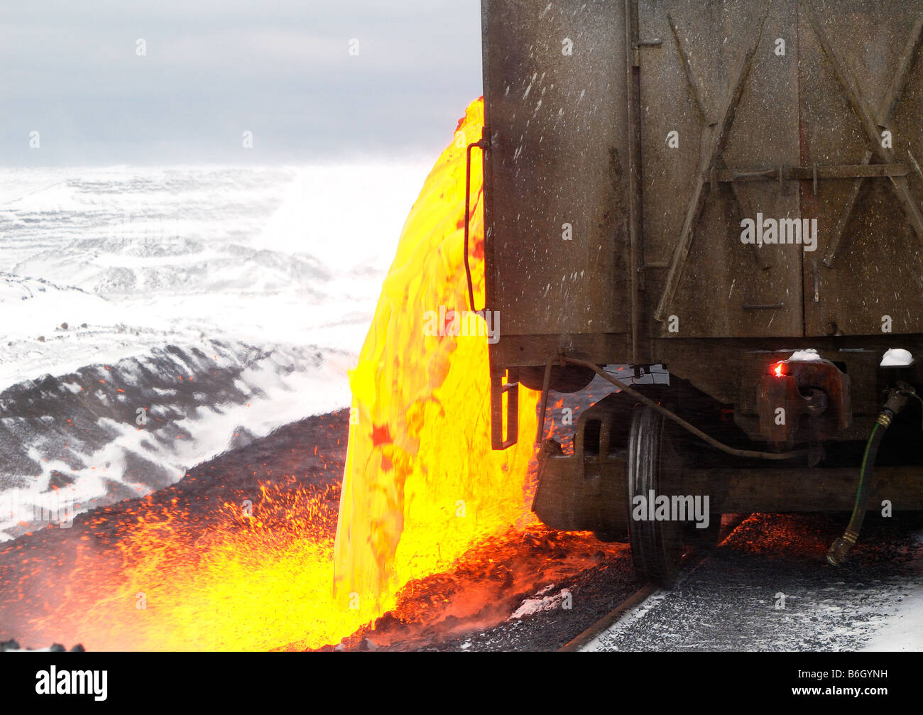 Questo è uno dei più spettacolari viste nell'industria mineraria. Versando la scoria è molto simile al flusso di lava. Foto Stock
