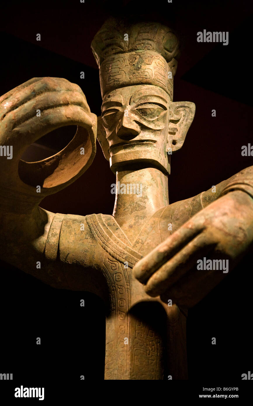 Tall Tremila anni statua in bronzo Sanxingdui tre stelle Museo tumulo di Guanghan Chengdu Sichuan in Cina Foto Stock