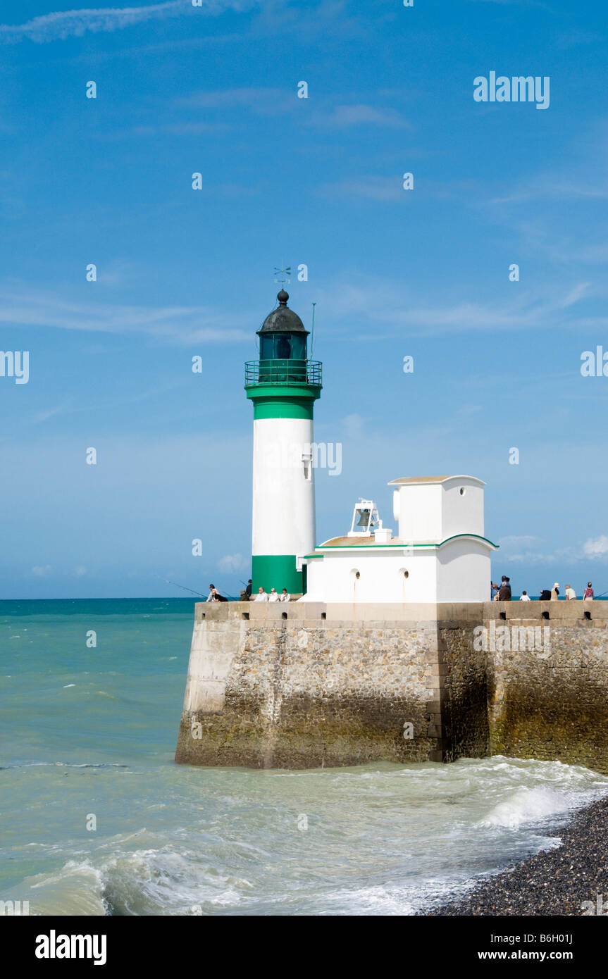 Faro sulla spiaggia di Le Treport, Seine Maritime, Francia Foto Stock