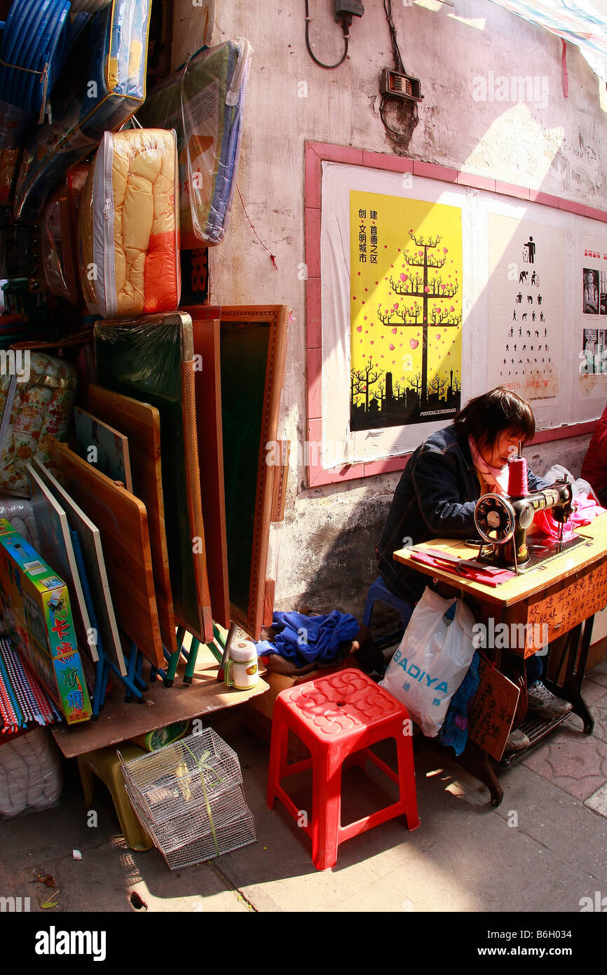 Lavoro duro sarta opere su strade laterali in Cina Foto Stock