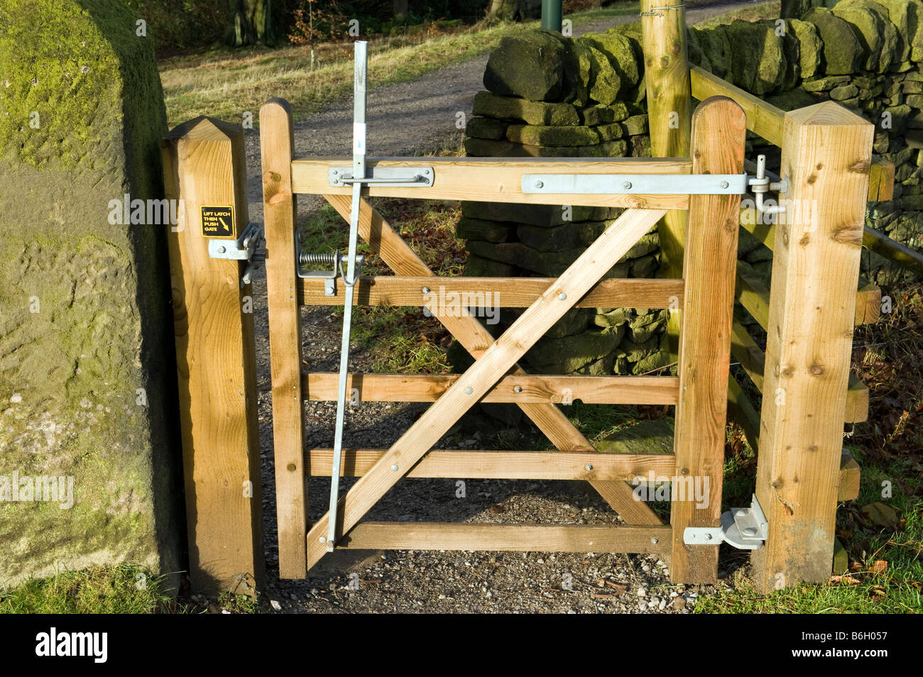 "Due modo' apertura cancello in legno Foto Stock