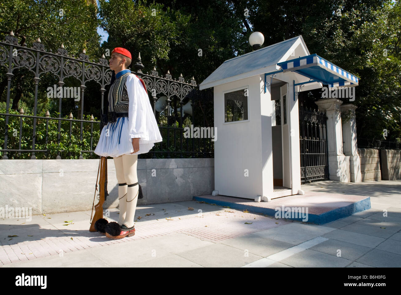 Guardia Presidenziale indossando costumi tradizionali in Atene Foto Stock