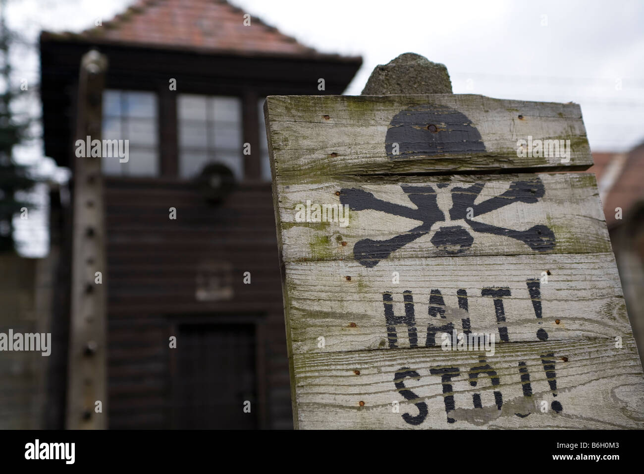 Arrestare segno e torre di avvistamento ad Auschwitz I campo di concentramento. Foto Stock