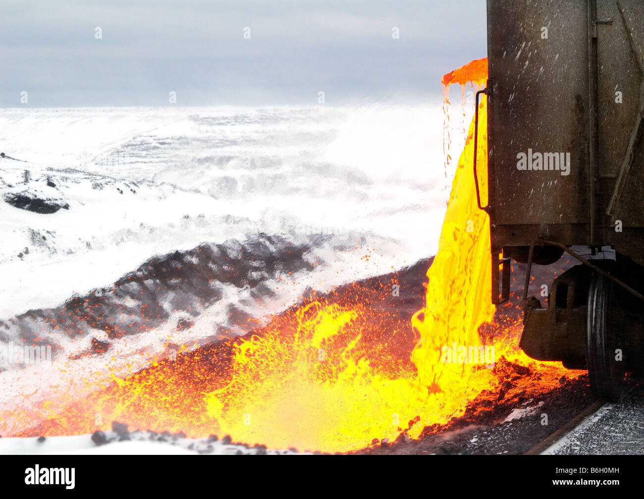 Questo è uno dei più spettacolari viste nell'industria mineraria. Versando la scoria è molto simile al flusso di lava. Foto Stock