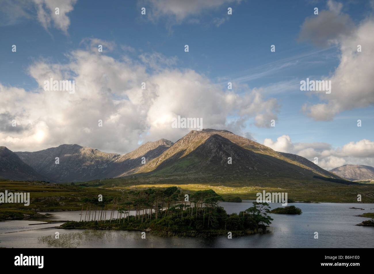 Connemara Lough Derryclare lake e dodici perni benna bens beola montagne blu cielo nuvola bianca ad ovest dell'Irlanda Foto Stock