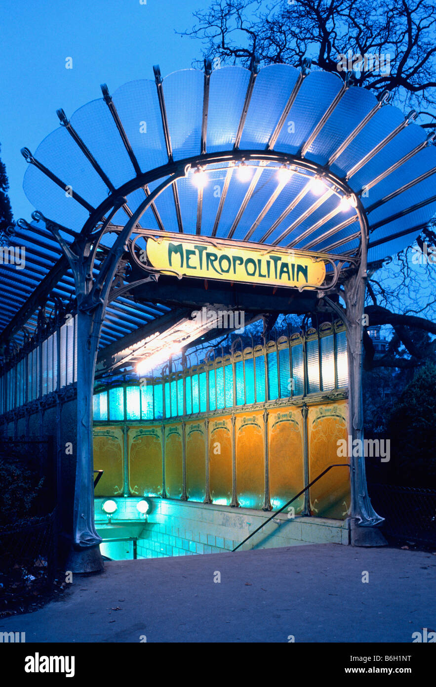 Entrata della metropolitana progettato da Guimard Parigi Foto Stock