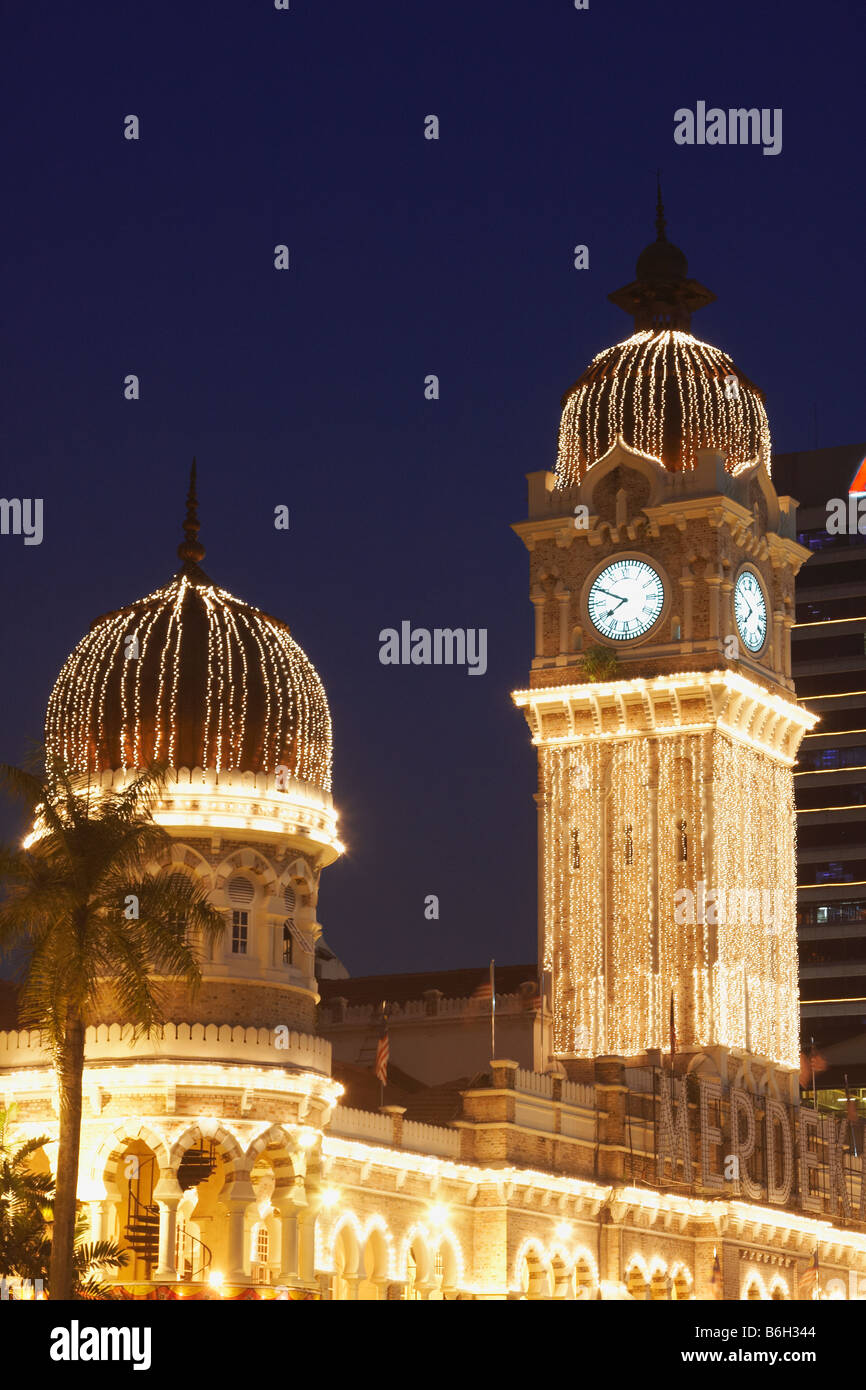 Palazzo Sultano Abdul Samad in piazza Merdeka al crepuscolo, Kuala Lumpur Foto Stock