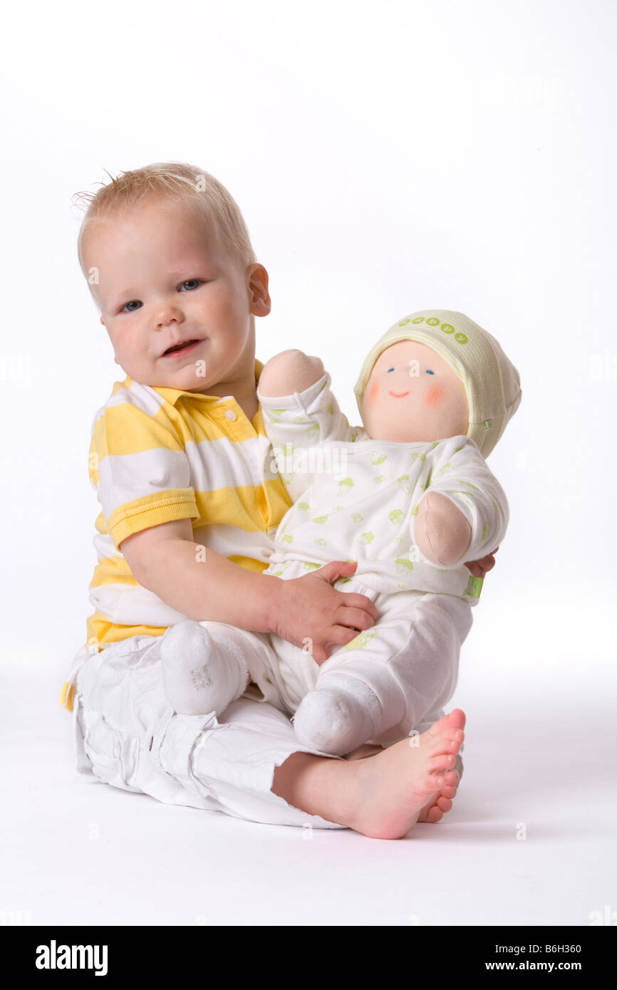 Il Toddler boy con un anthroposophycal rag-doll Foto Stock