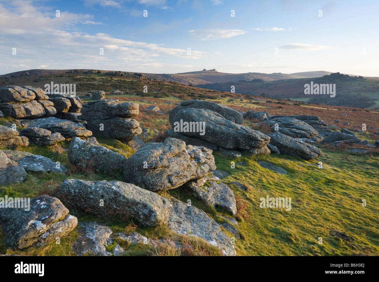 Massi di granito su Hayne giù con Haytor Rocks e Hound Tor in distanza Parco Nazionale di Dartmoor Devon England Regno Unito Foto Stock