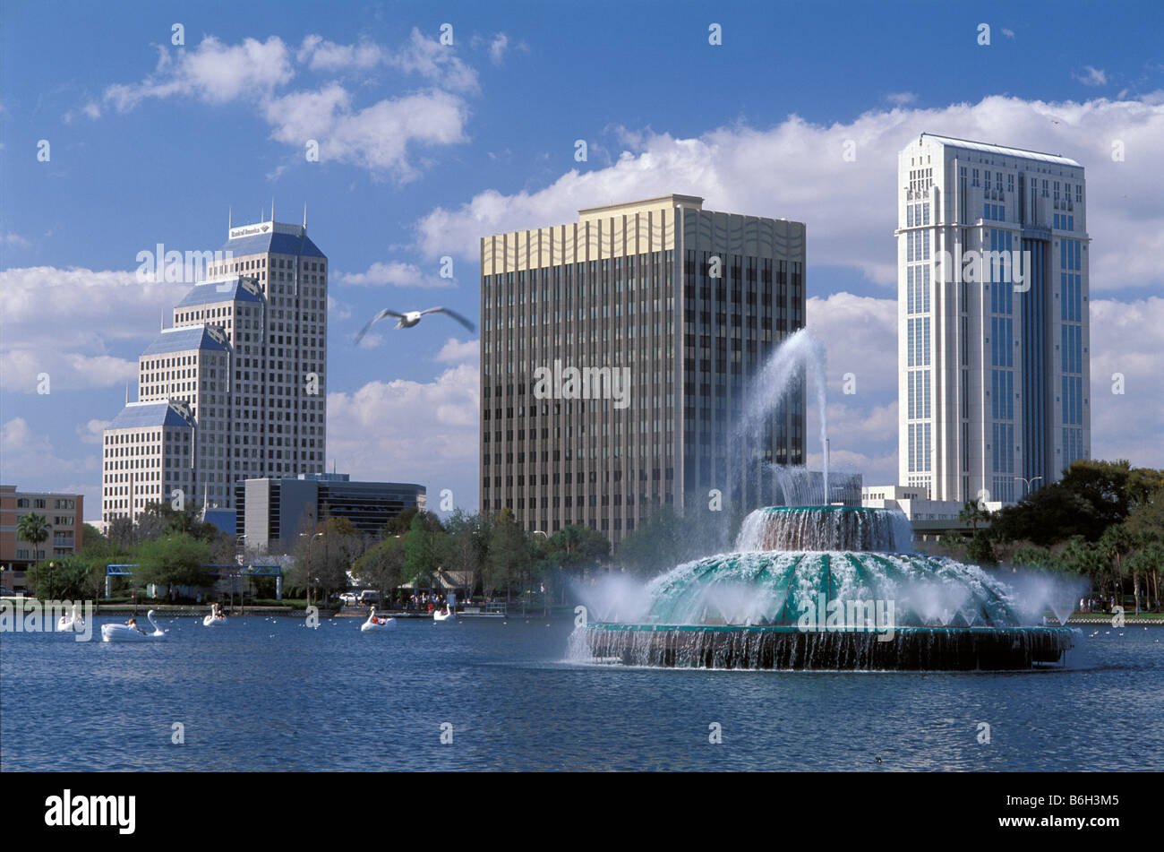 Orlando, Florida, skyline del centro riflette in Lake Eola dopo il tramonto Foto Stock