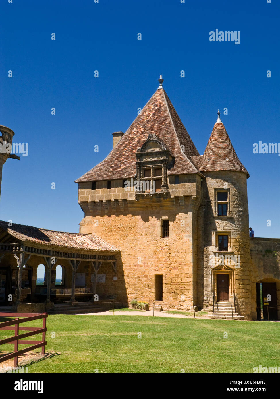 Guardiola nel cortile a Chateau de Biron Dordogne Francia Europa Foto Stock