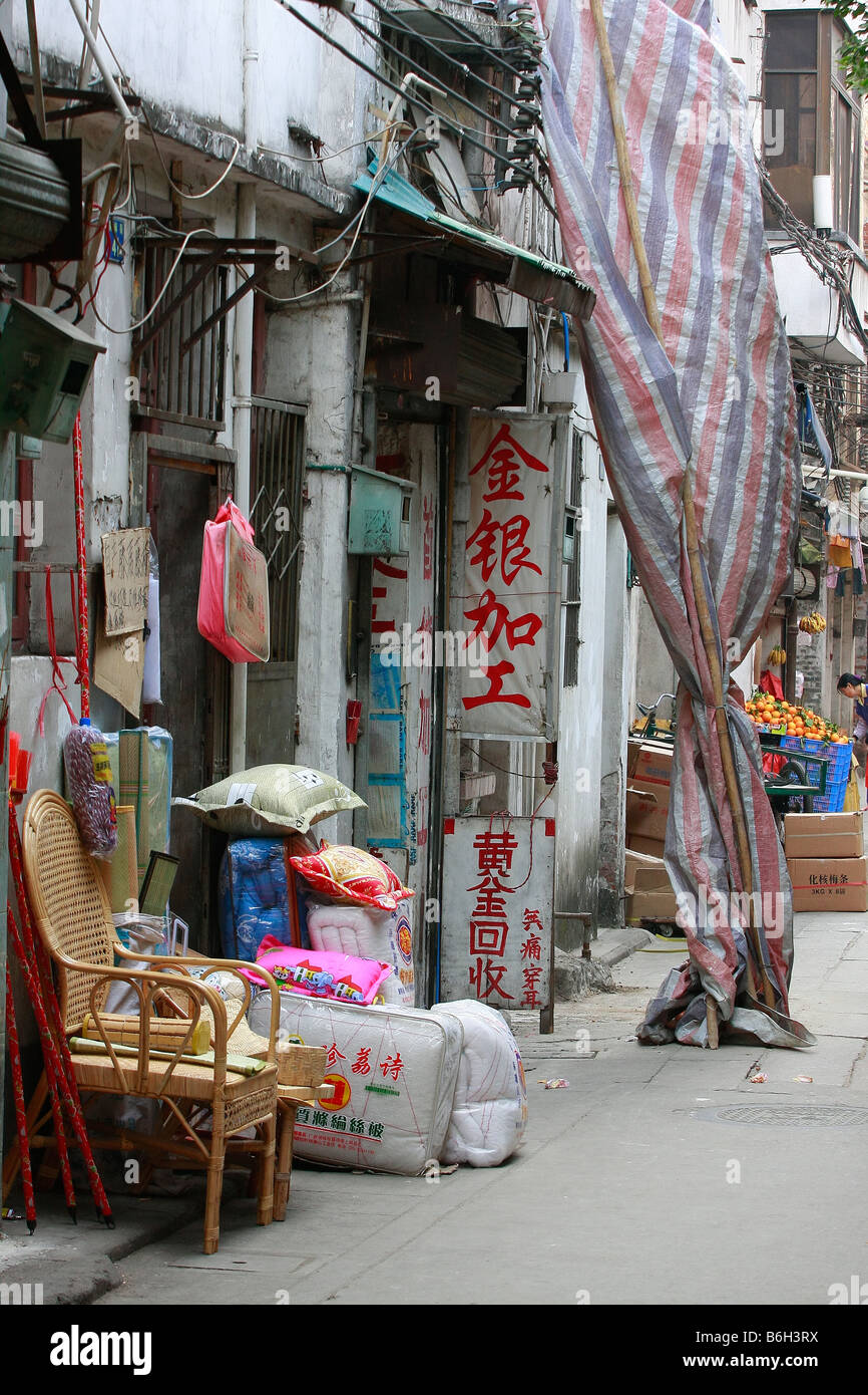 Strada secondaria con segno colorato di rosso grandi lettere cinesi calligrafia su un segno Foto Stock