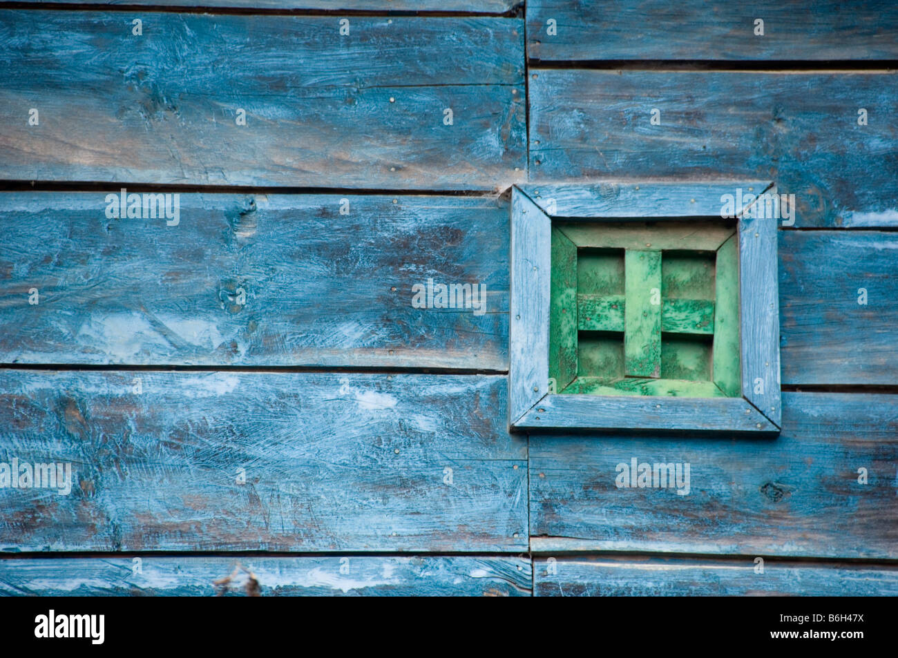 Dettaglio di un consumati fuori casa in legno. Foto Stock