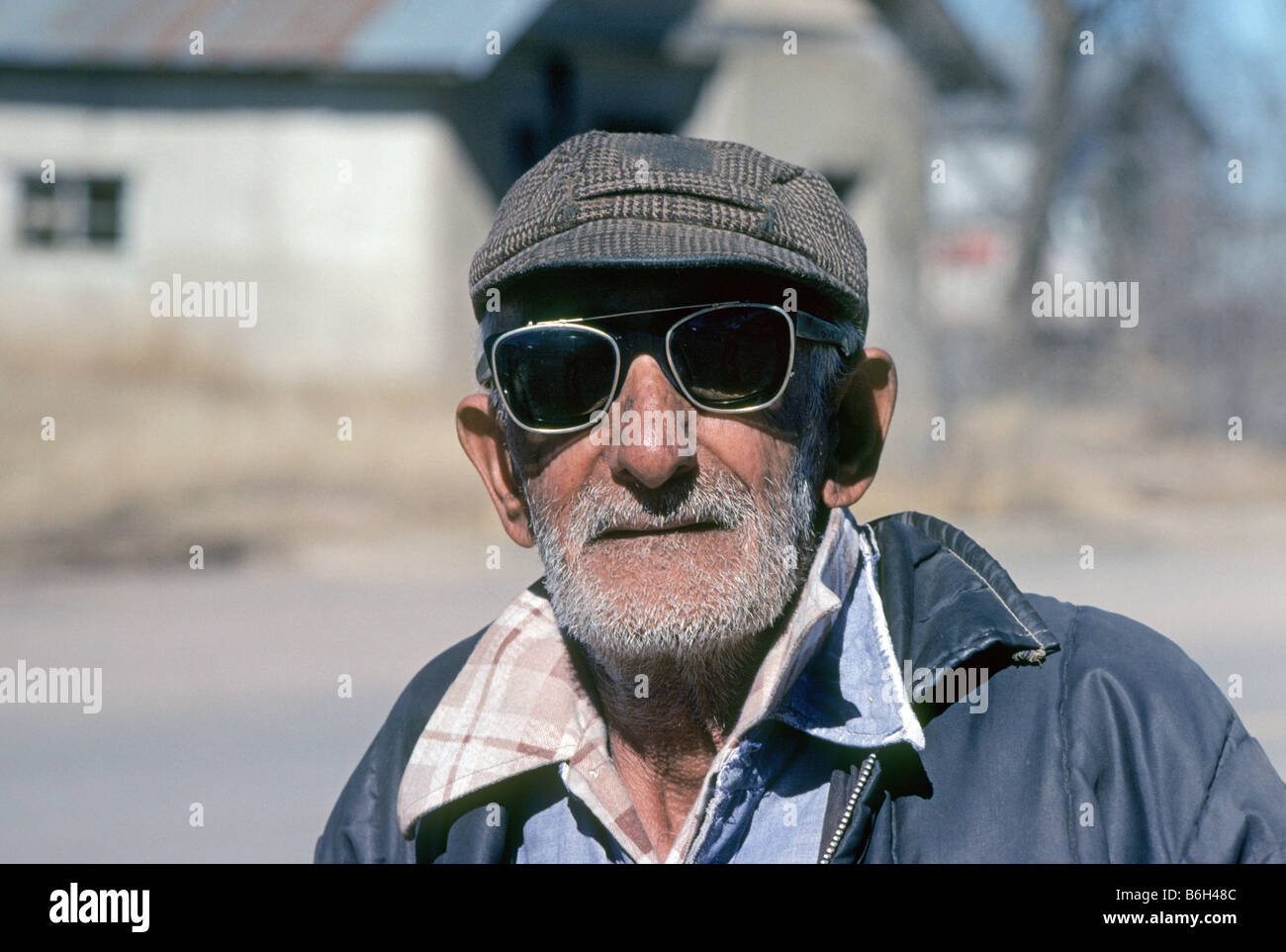 Un 96 enne Mew messicano uomo ispanico indossando occhiali da sole e che hanno bisogno di una rasatura in fattoria piccola cittadina di Roy New Mexico Foto Stock