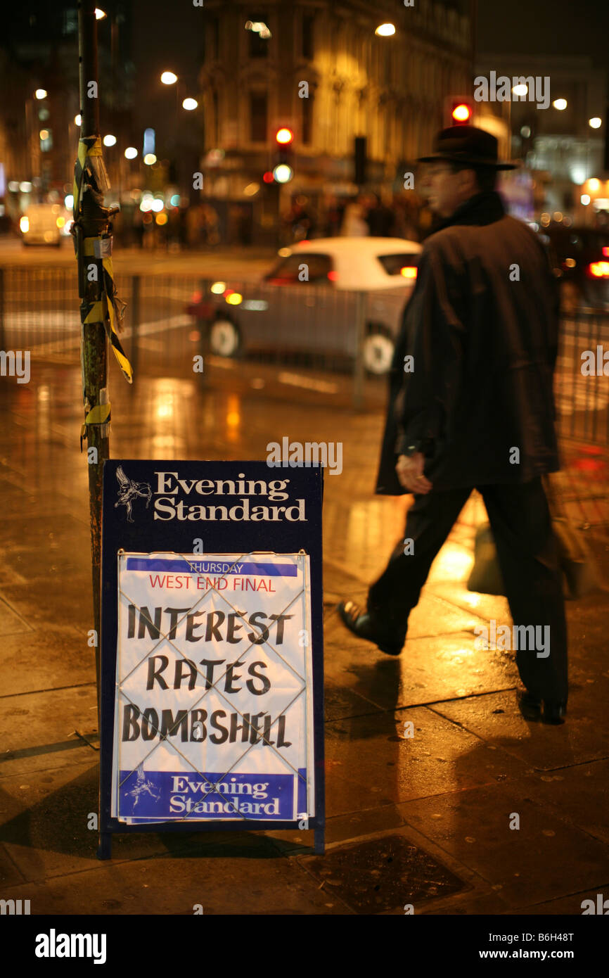 Headline annunciando 1 1/2% tasso di interesse tagliato, Londra Foto Stock