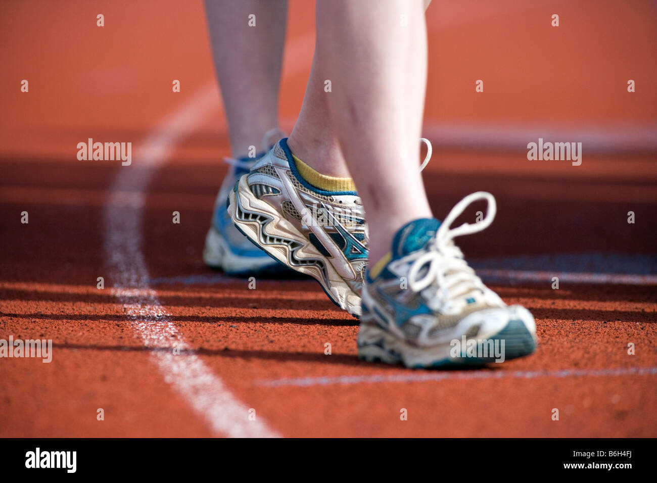Close up dei corridori piedi durante una high school Track & Field soddisfare Foto Stock