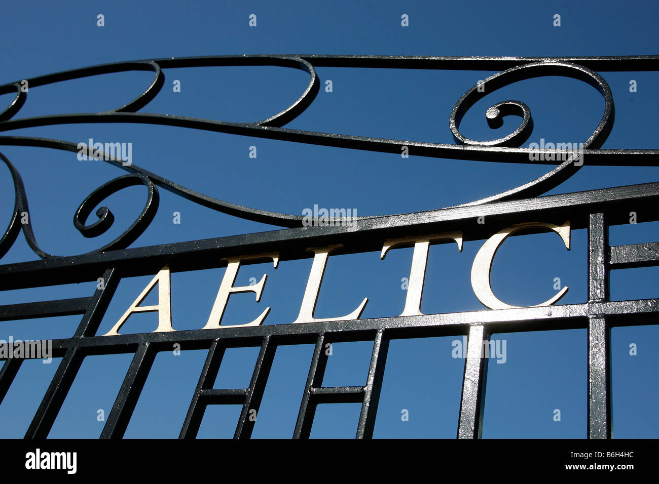 Un segno AELTC su un cancello di ingresso alla motivazione alla Wimbledon Tennis Championships 2008 Foto Stock