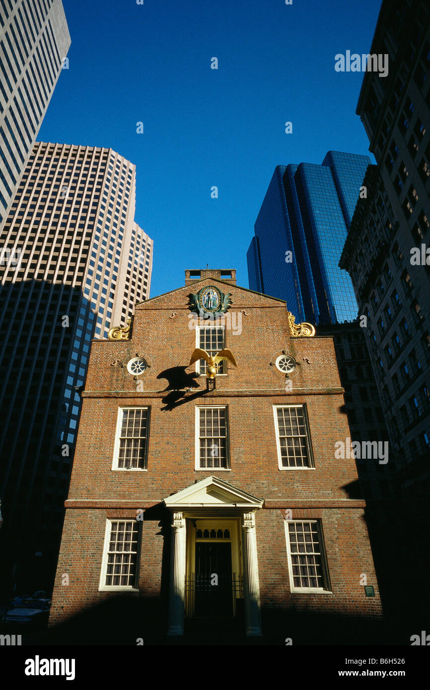 Boston USA La Vecchia casa di stato circondato da grattacieli nel centro cittadino di Boston Foto Stock