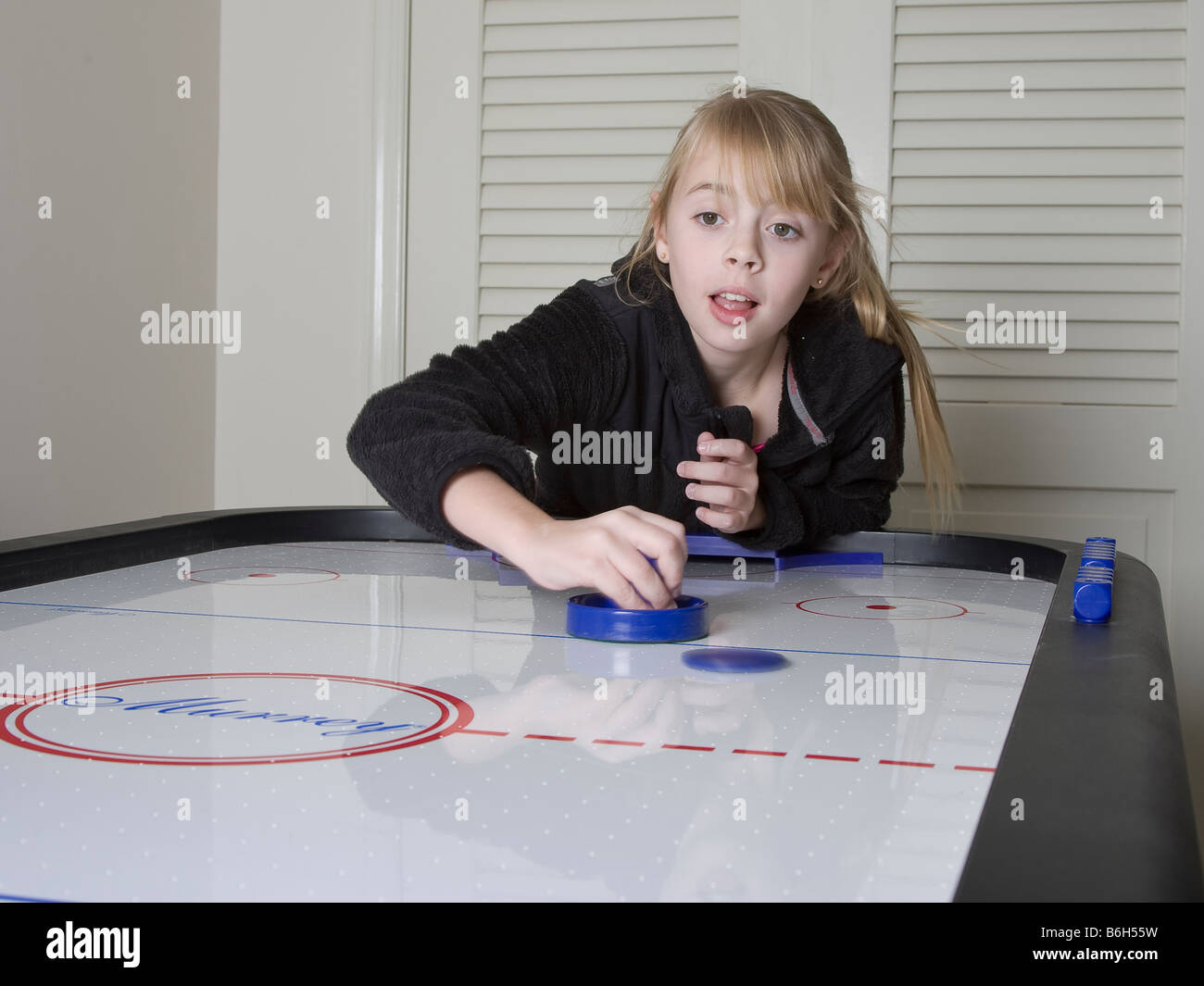 Bambino che gioca air hockey Foto Stock