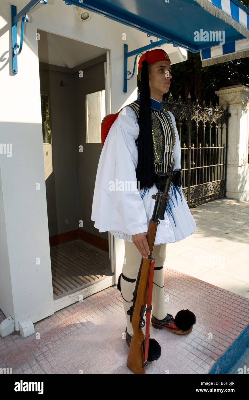 Guardia Presidenziale indossando costumi tradizionali in Atene Foto Stock