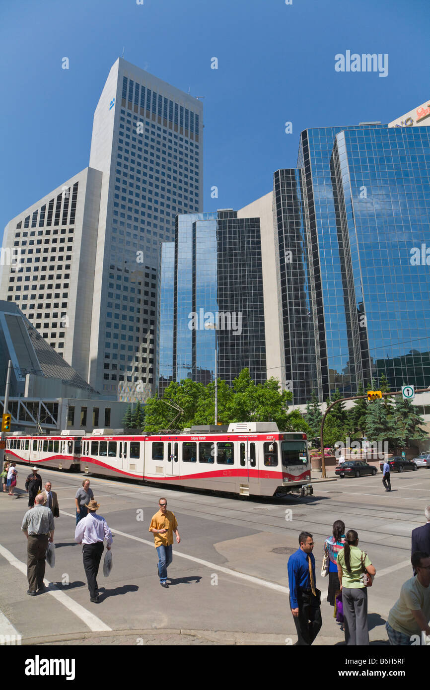 Ufficio moderno blocchi e tram pubblici Calgary Alberta Canada Foto Stock
