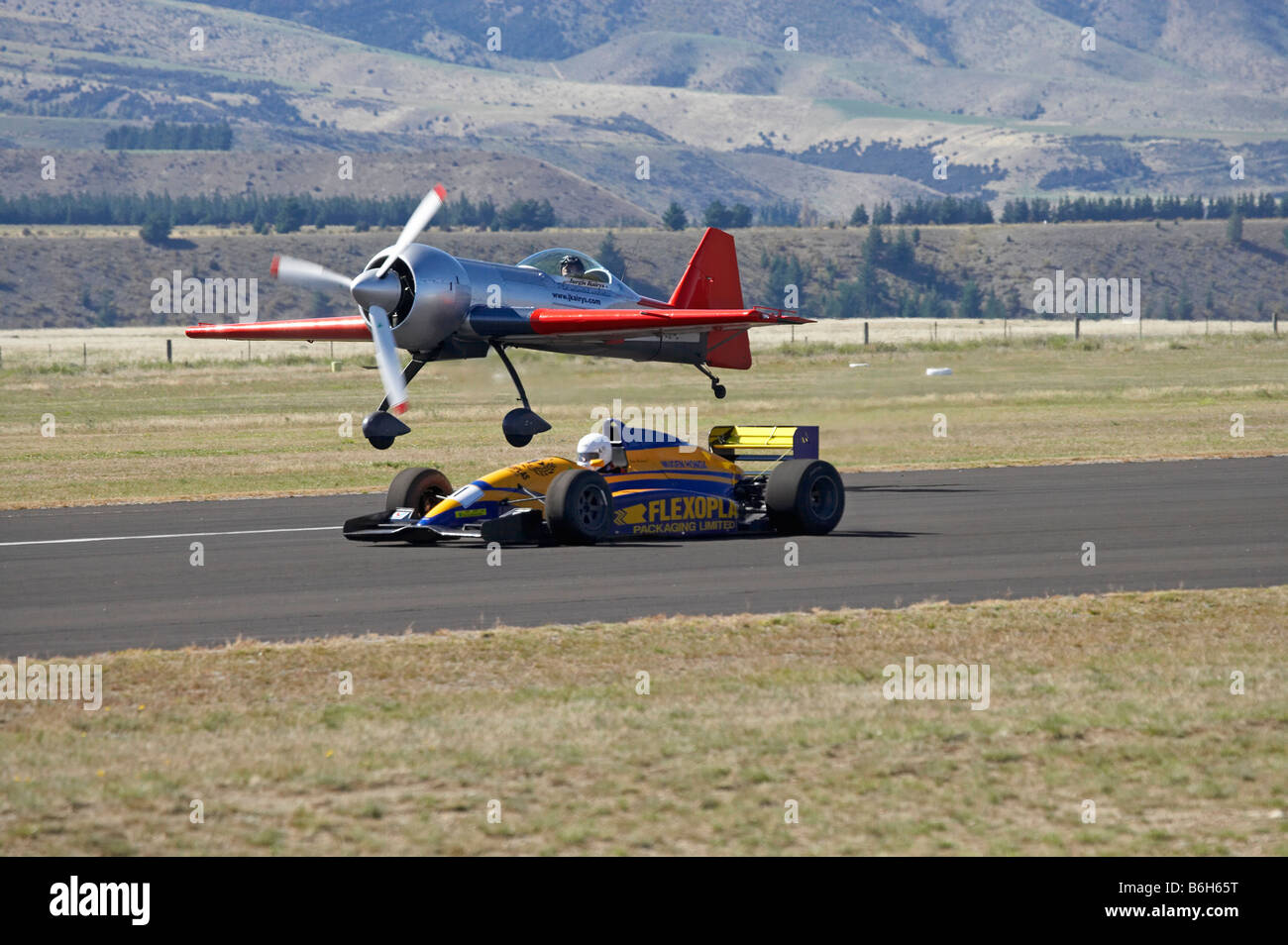 Jurgis Kairys e il suo Juka gara una Formula 3000 Race Car Warbirds Over Wanaka Otago Isola del Sud della Nuova Zelanda Foto Stock