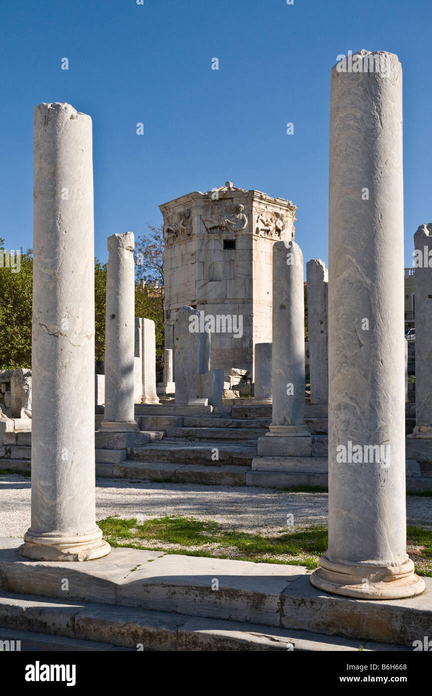 Vista attraverso le colonne del foro romano per la torre dei venti nel quartiere di Plaka di Atene in Grecia Foto Stock