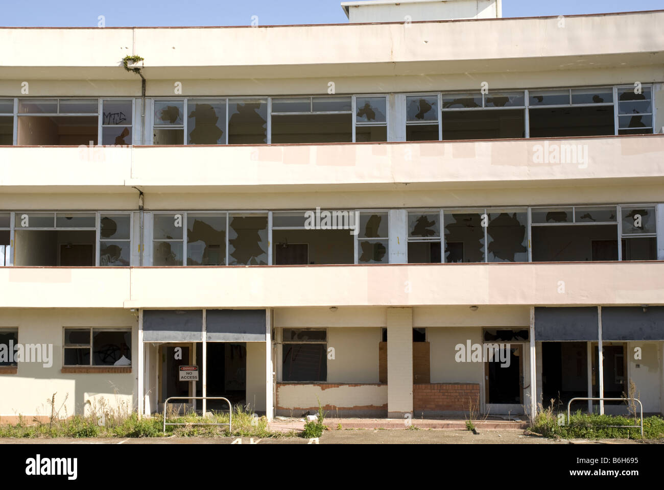 Edificio abbandonato con windows fracassato Foto Stock