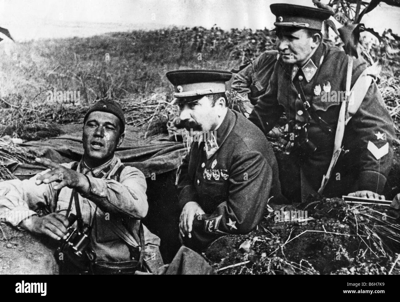 Campo sovietica MARHSHALL SEMYON BUDENNY center con Capt Avluchenco a sinistra e Lt Gen Kurdijmov nel 1941 Foto Stock