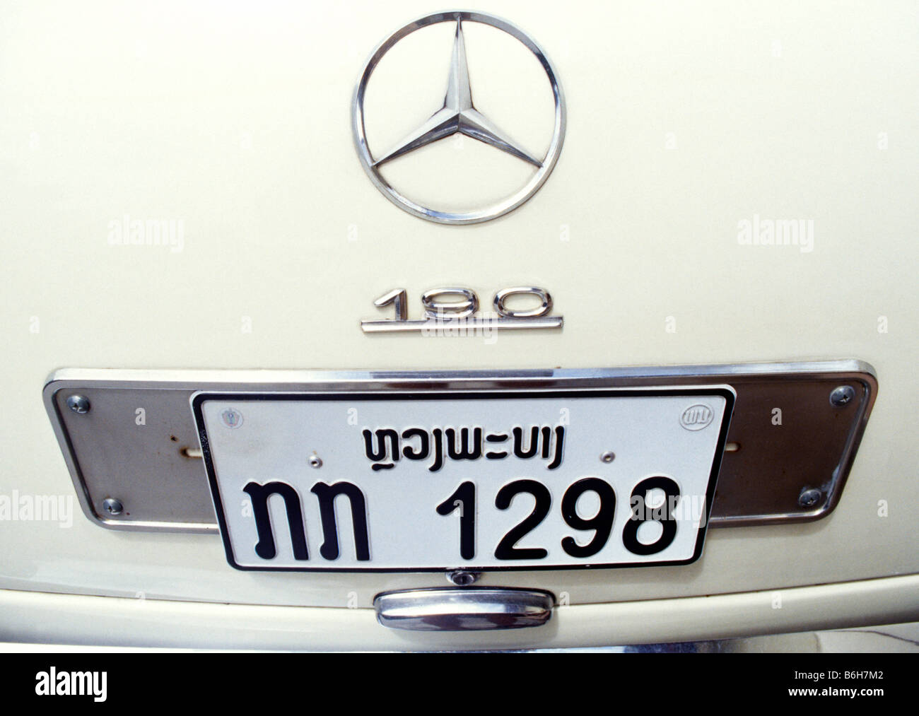 Mercedes logo ed il numero di targa, India Foto Stock
