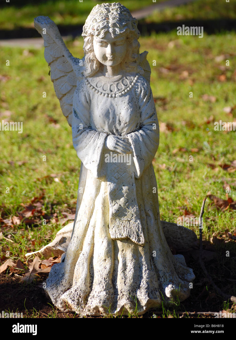 Piccolo angelo statua con un parafango rotto Foto Stock