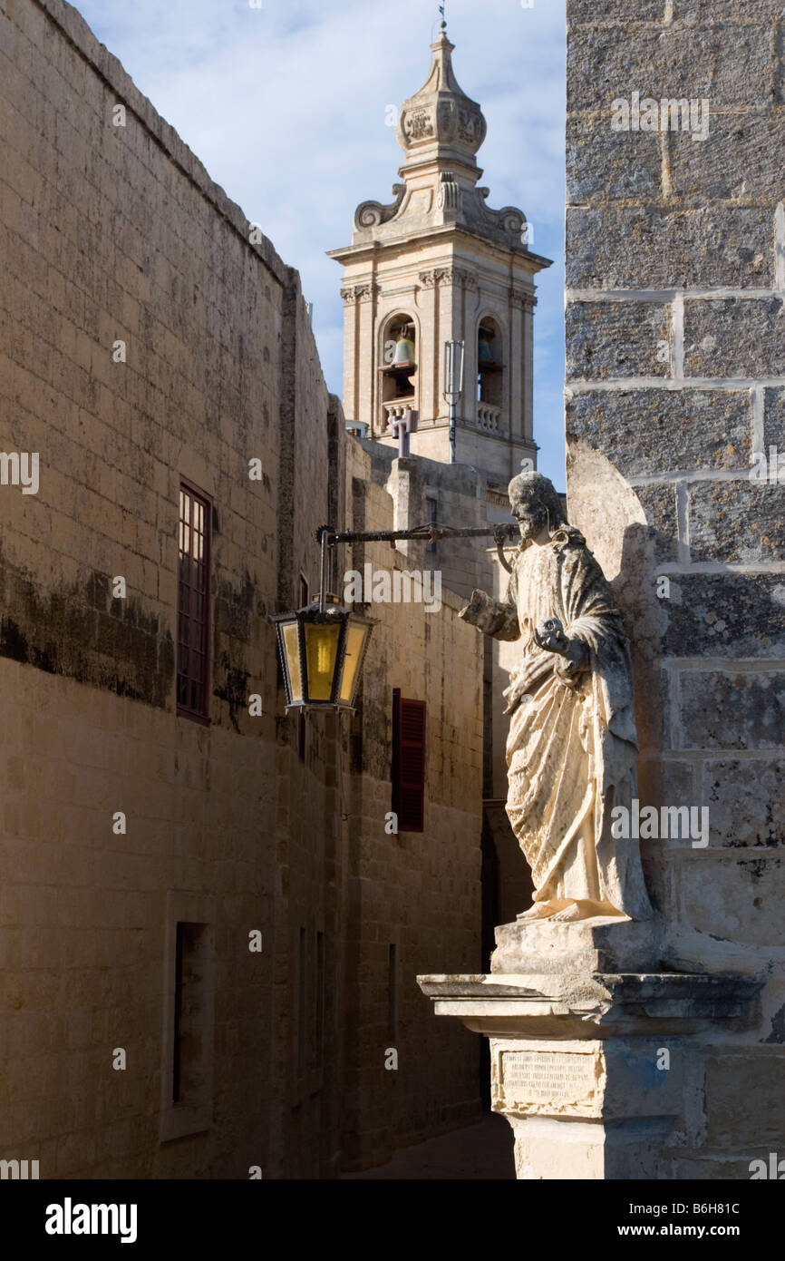 Una nicchia di pietra di Gesù in un vicoletto di Mdina Malta s'insediamento più antico ed ex capitale un ben conservato borgo medievale Foto Stock
