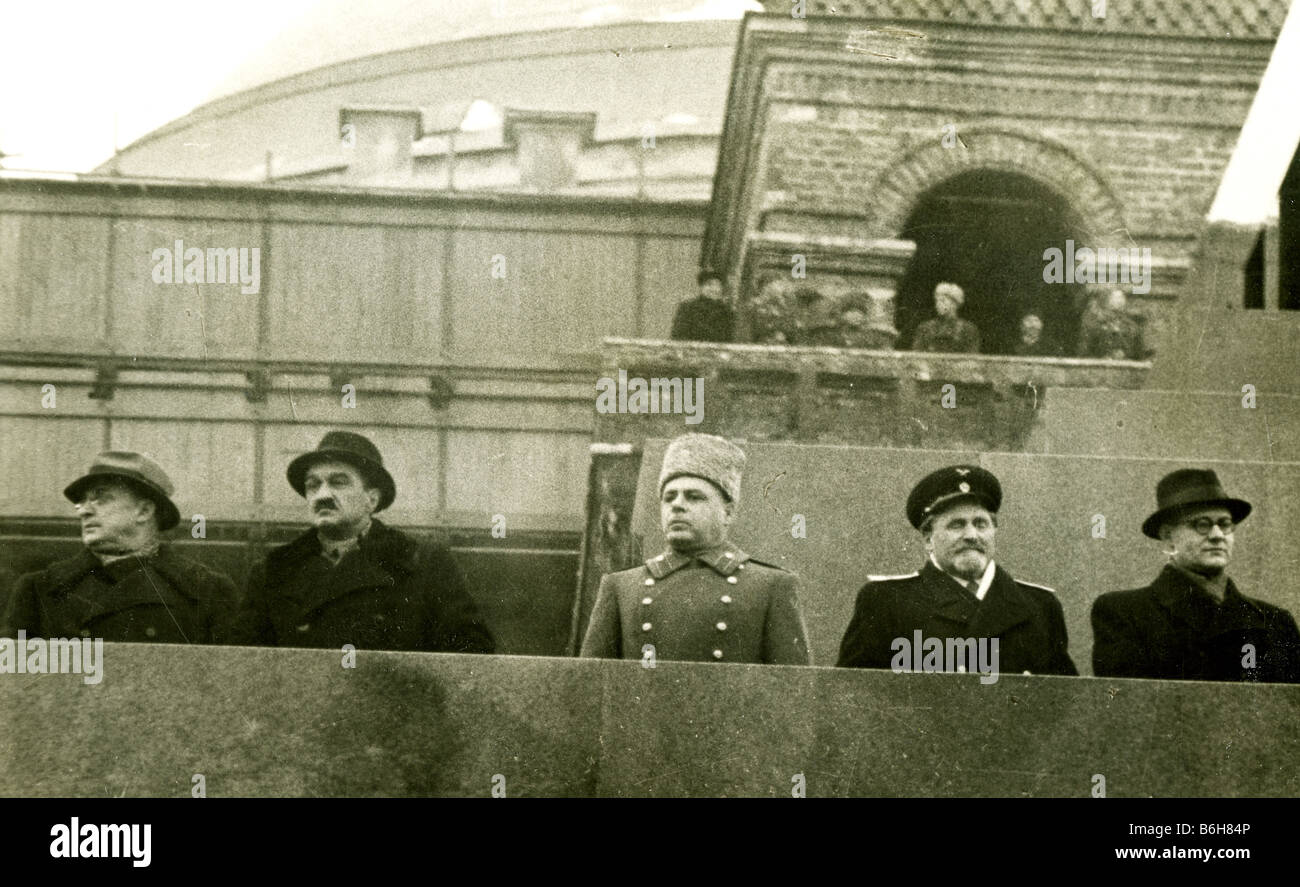 RED ARMY PARADE 1945 da l: L. Beria, A. Mikoyan, Generale Antonov, Sergei Lozovsky e una F Gorkin - vedere la descrizione riportata di seguito Foto Stock