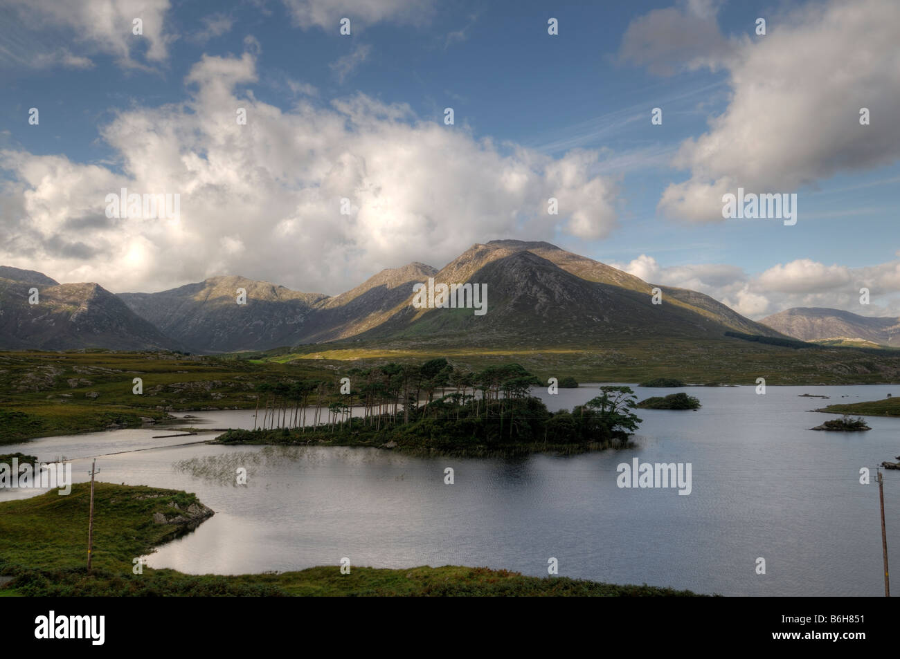 Connemara Lough Derryclare lake e dodici perni benna bens beola montagne blu cielo nuvola bianca ad ovest dell'Irlanda Foto Stock