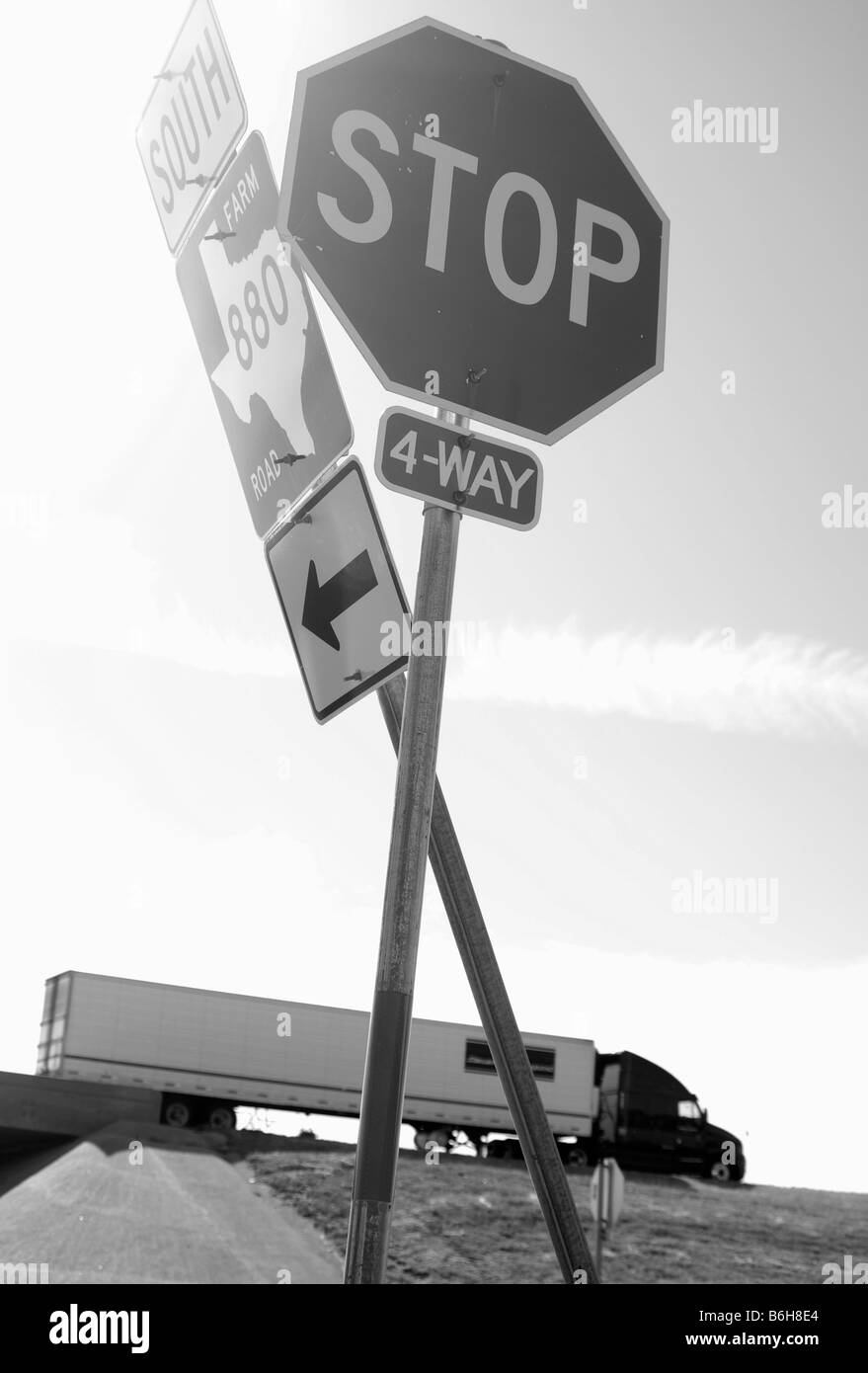 Due cartelli stradali con un semi-carrello la guida in autostrada in background Foto Stock