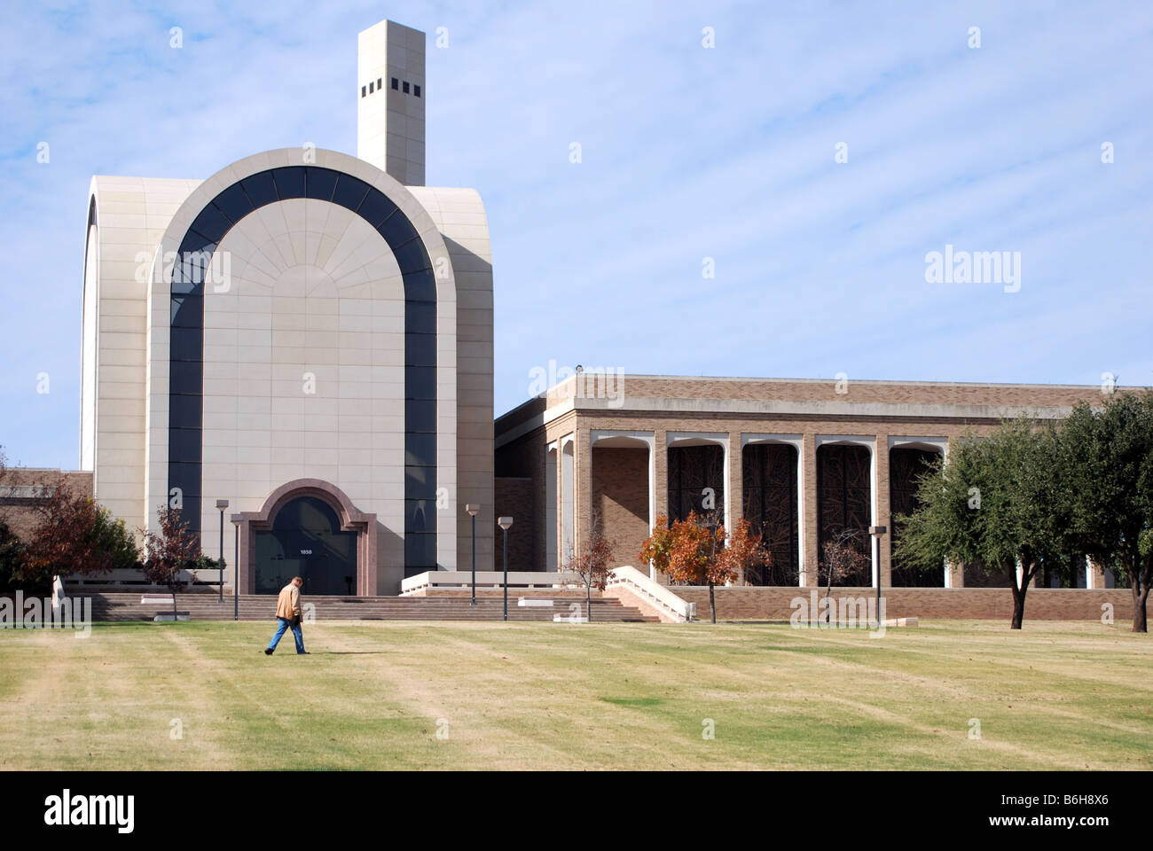 uomo che cammina davanti ad esso Foto Stock