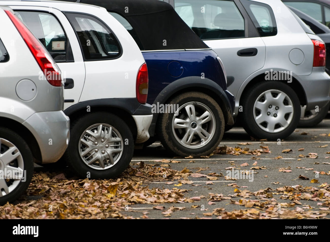 Una fila di piccole automobili parcheggiate Foto Stock