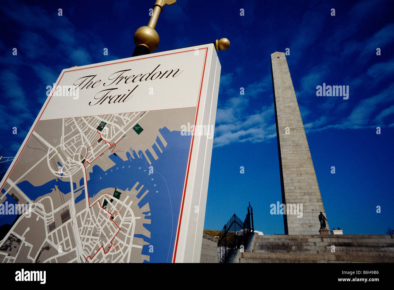 Stati Uniti Boston Charlestown l'obelisco del monumento di Bunker Hill e il Sentiero della Libertà Foto Stock