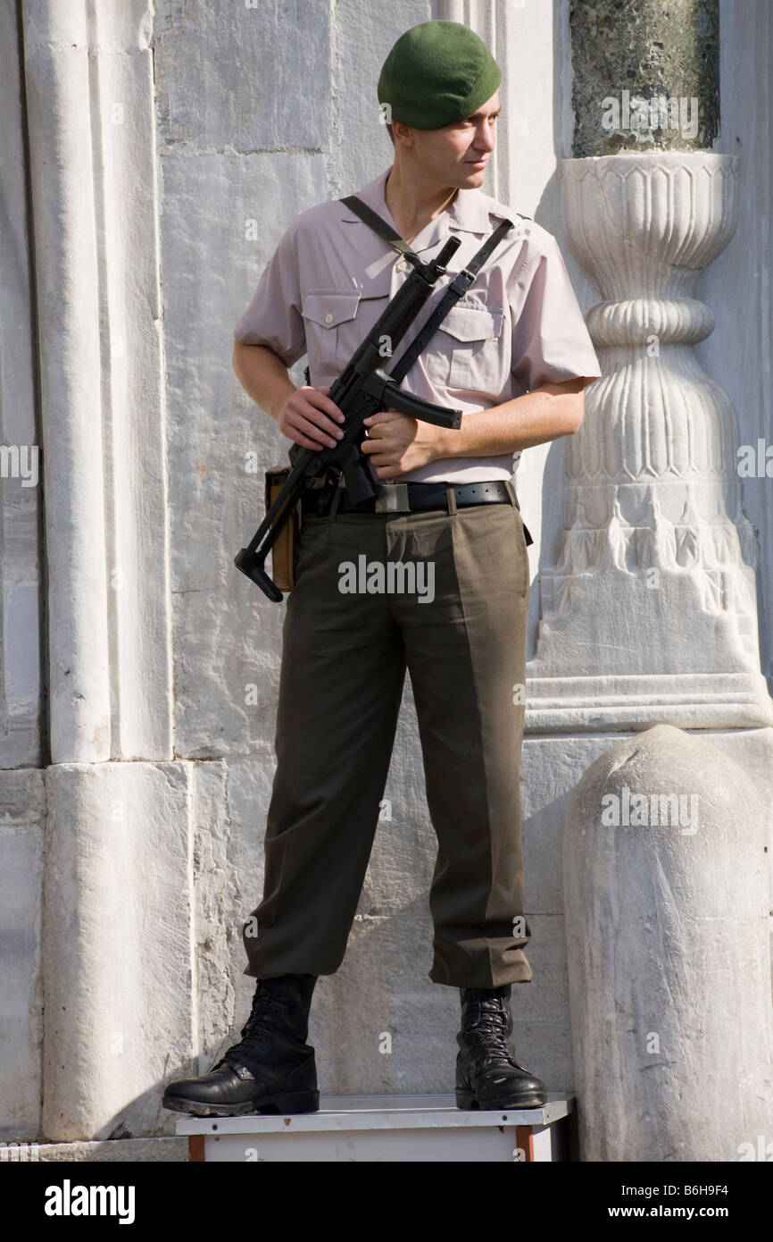 Guardia paramilitare fuori Porta Imperiale, Topkapi Saray, Istanbul, Turchia Foto Stock