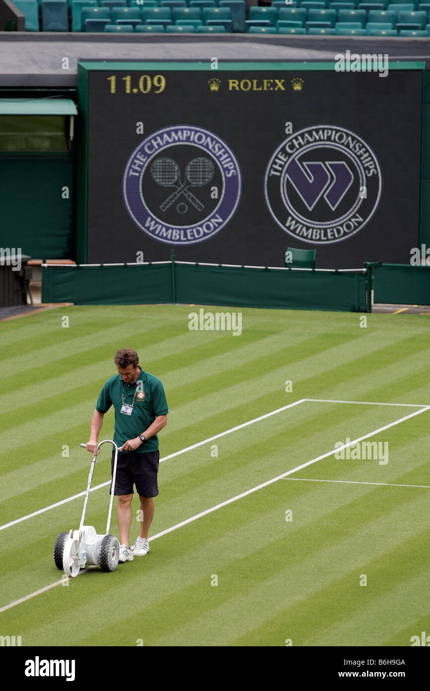 Staff mark bianco gesso linee sul Centre Court di Wimbledon Tennis Championships 2008 Foto Stock
