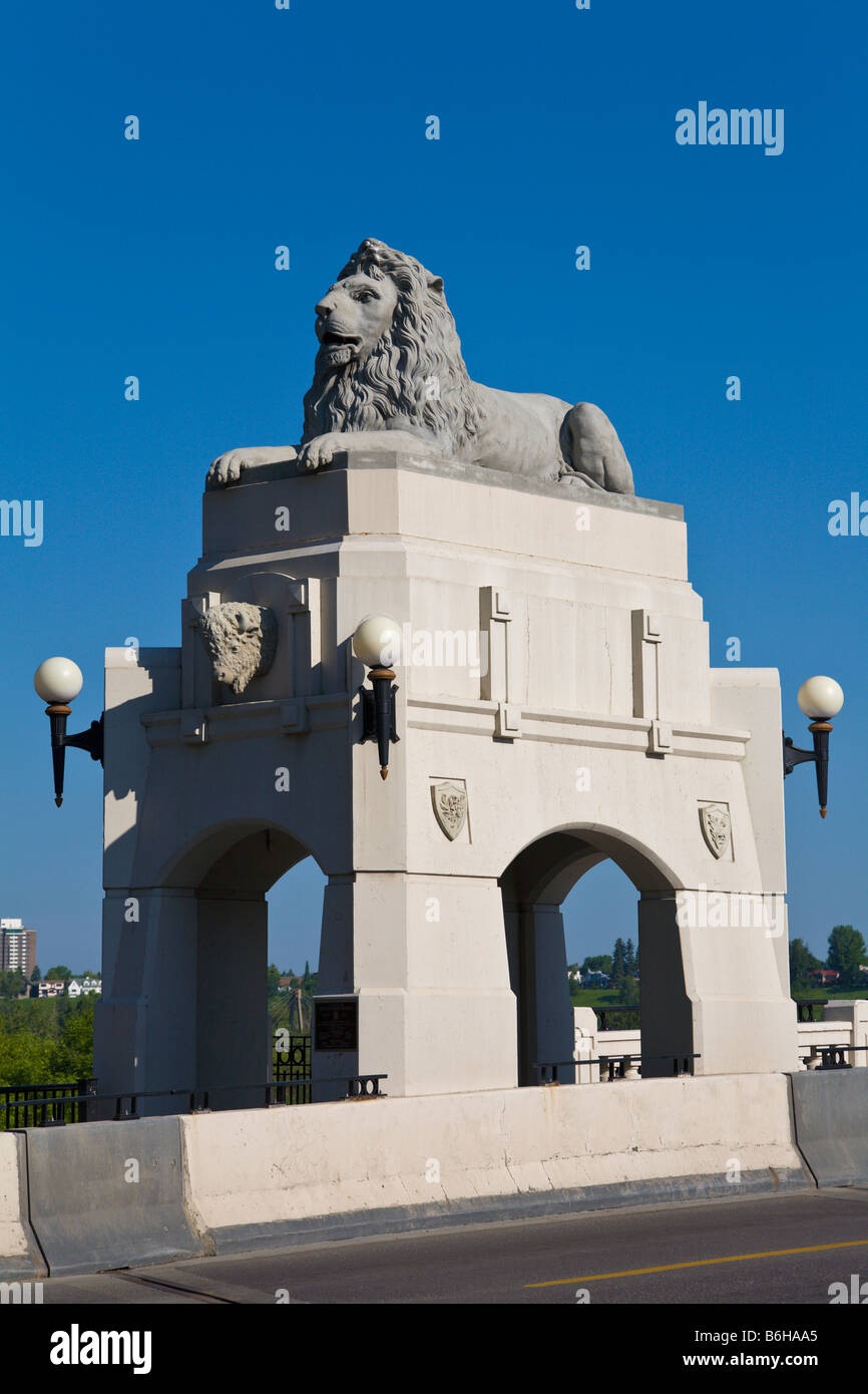 Statua di Lion su Centro Ponte St Calgary Alberta Canada Foto Stock