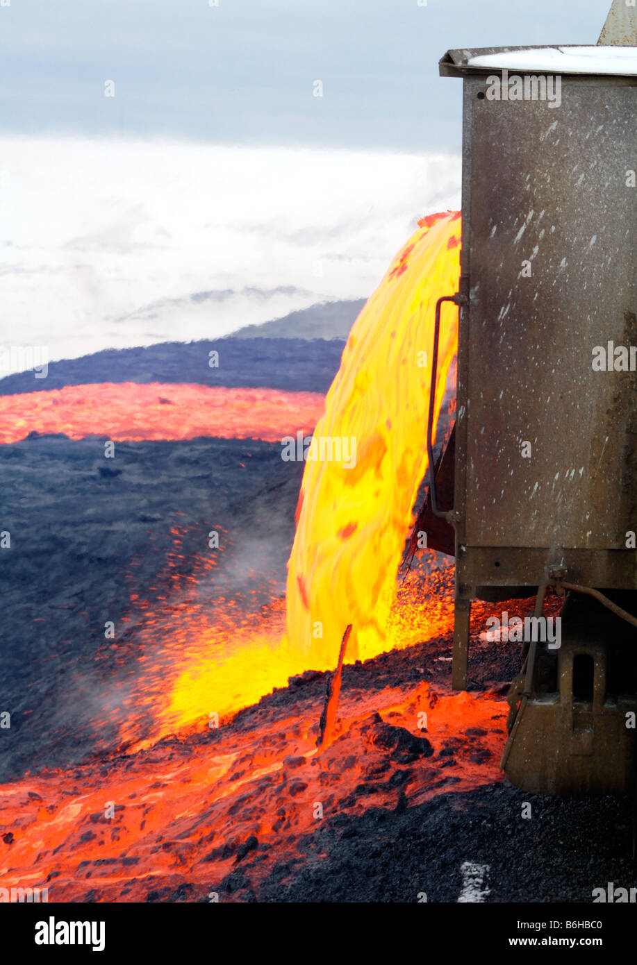 Questo è uno dei più spettacolari viste nell'industria mineraria. Versando la scoria è molto simile al flusso di lava. Foto Stock
