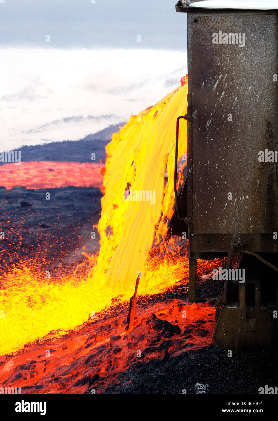 Questo è uno dei più spettacolari viste nell'industria mineraria. Versando la scoria è molto simile al flusso di lava. Foto Stock