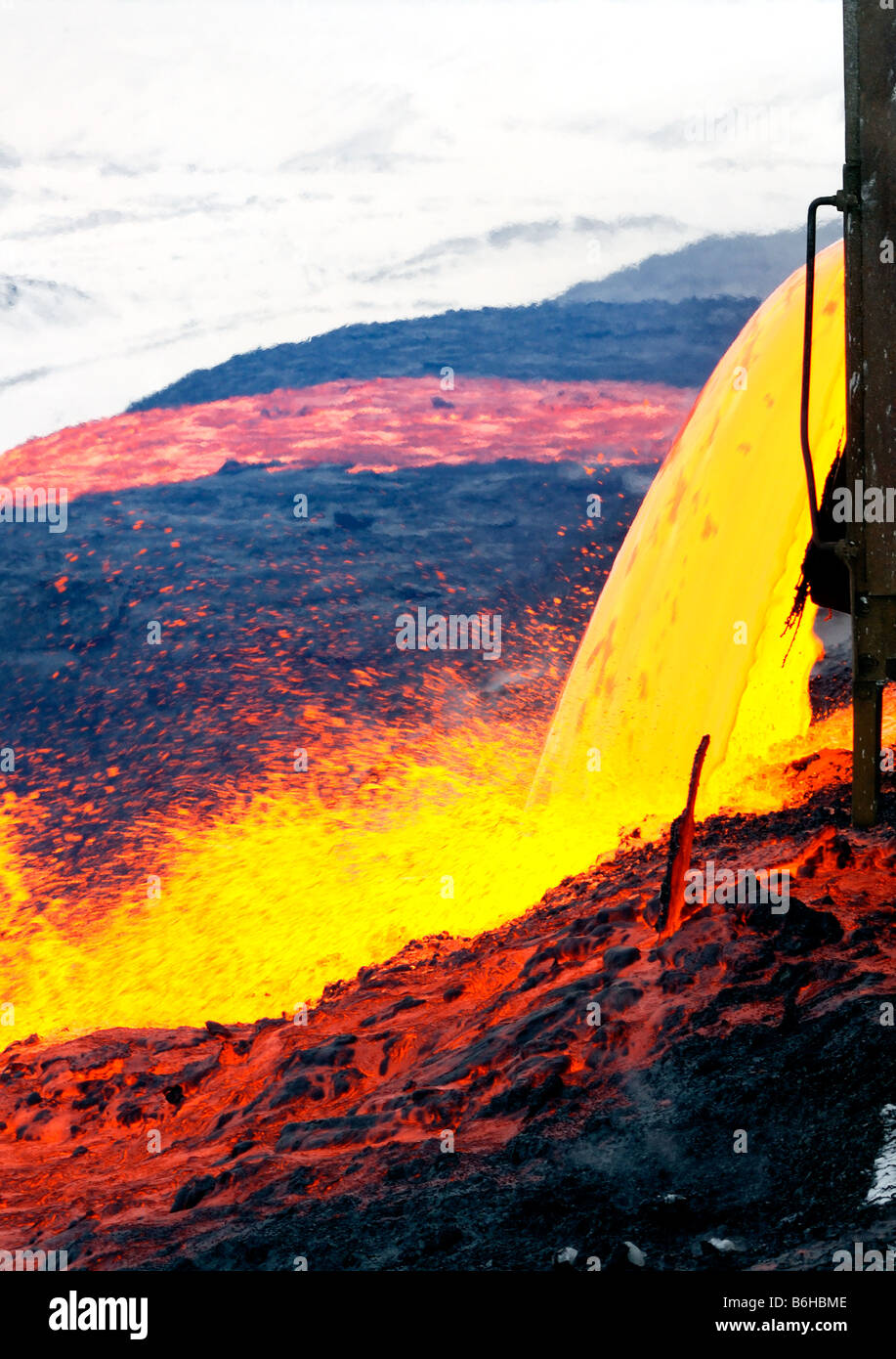 Questo è uno dei più spettacolari viste nell'industria mineraria. Versando la scoria è molto simile al flusso di lava. Foto Stock