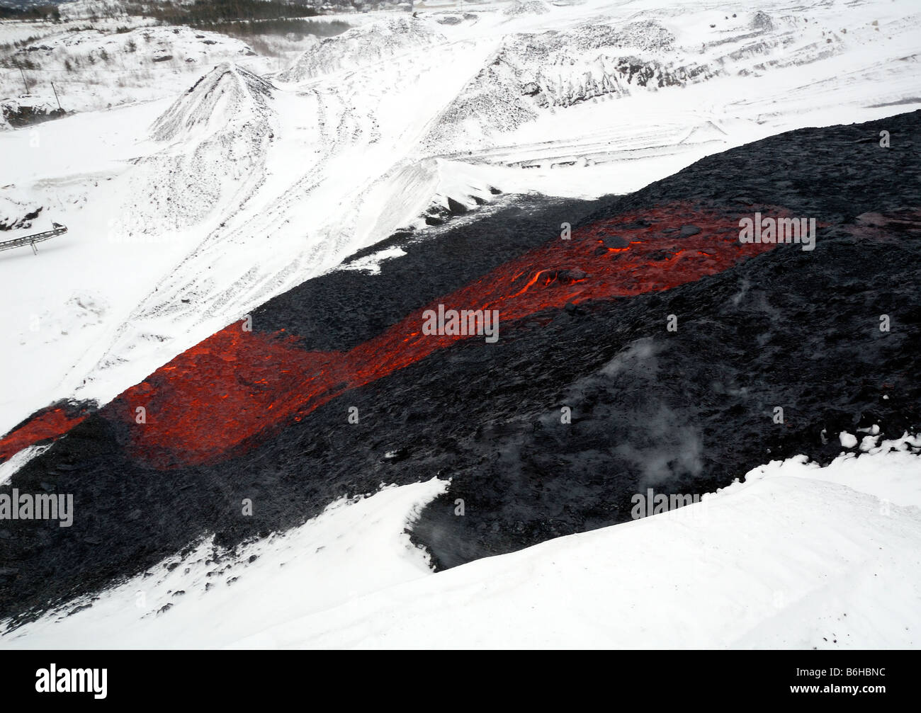 Questo è uno dei più spettacolari viste nell'industria mineraria. Versando la scoria è molto simile al flusso di lava. Foto Stock