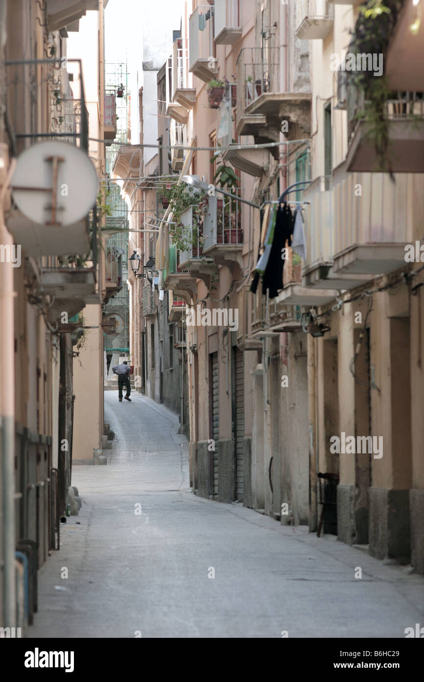 Una stradina nel centro storico di Trapani in Sicilia Occidentale, Italia. Foto Stock