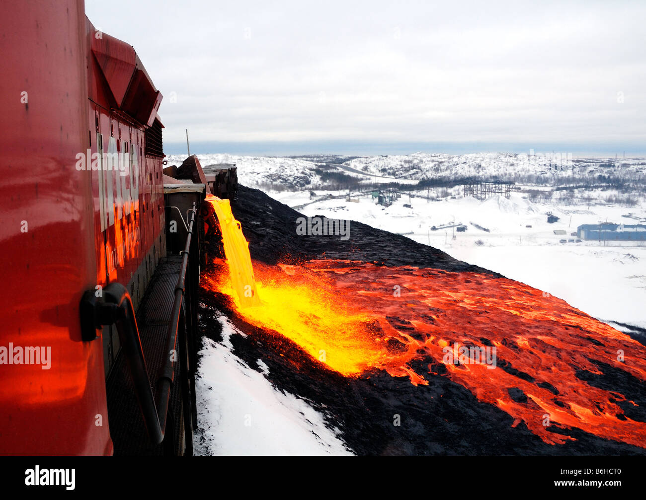 Questo è uno dei più spettacolari viste nell'industria mineraria. Versando la scoria è molto simile al flusso di lava. Foto Stock