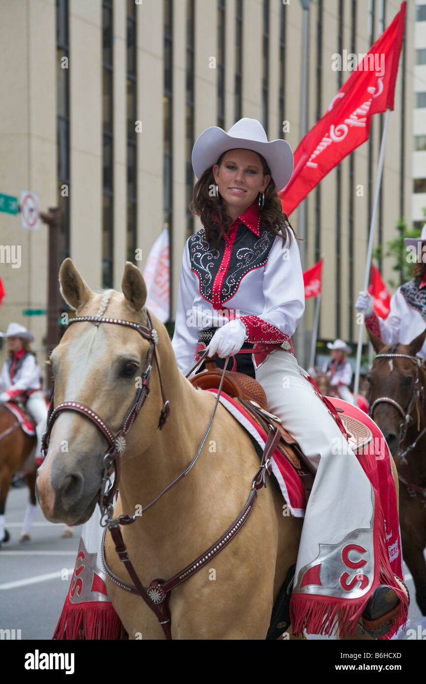 La donna a cavallo Calgary Stampede Parade Alberta Canada Foto Stock