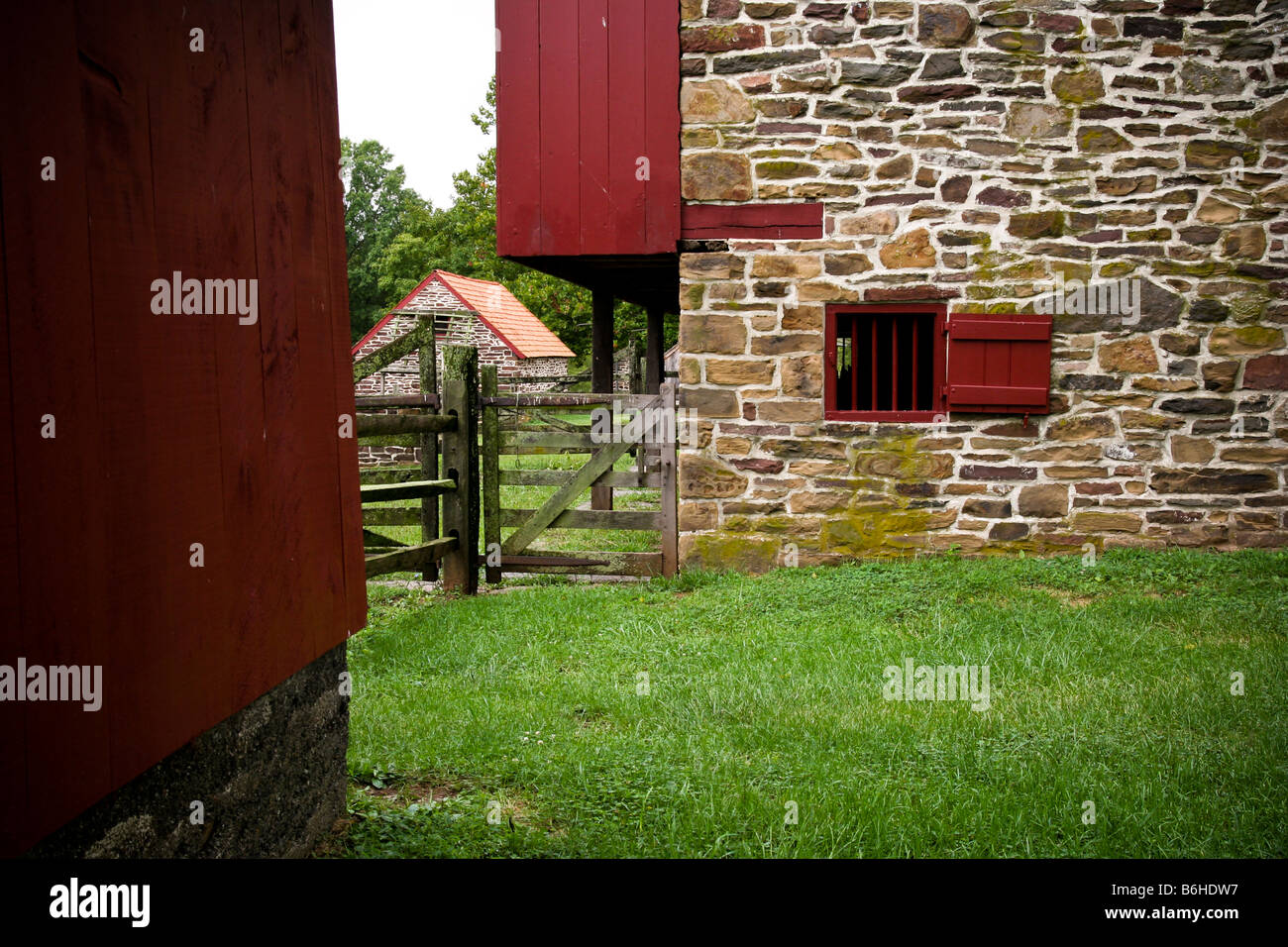 Il fienile cantiere sono di un vecchio stile Coloniale cascina americana. Foto Stock